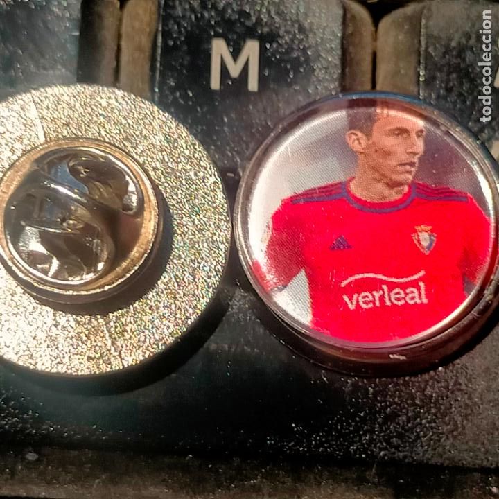 Pins de cole&ccedil;&atilde;o: pin redondo metal - f&uacute;tbol equipo club OSASUNA JUGADOR