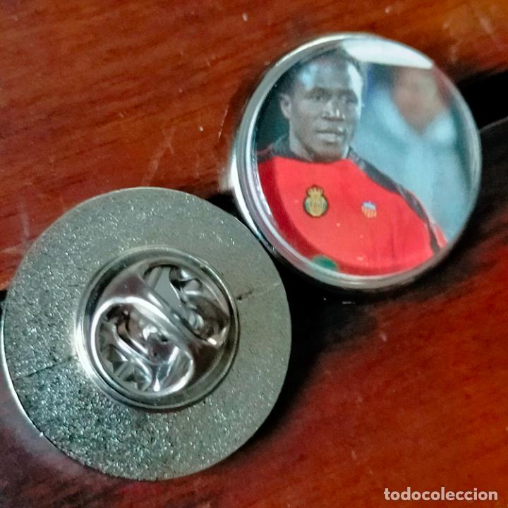 Pin's de collection: PIN REDONDO METAL - FUTBOL EQUIPO COMPONENTE O JUGADOR MALLORCA