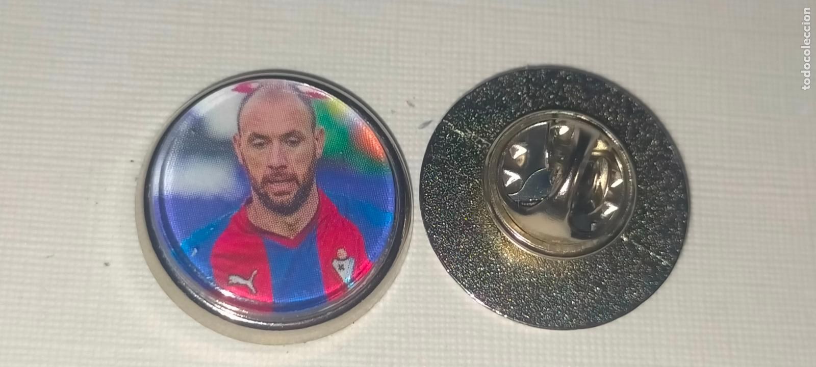 Pin's de collection: PIN REDONDO METAL - FUTBOL EQUIPO COMPONENTE JUGADOR CLUB EIBAR