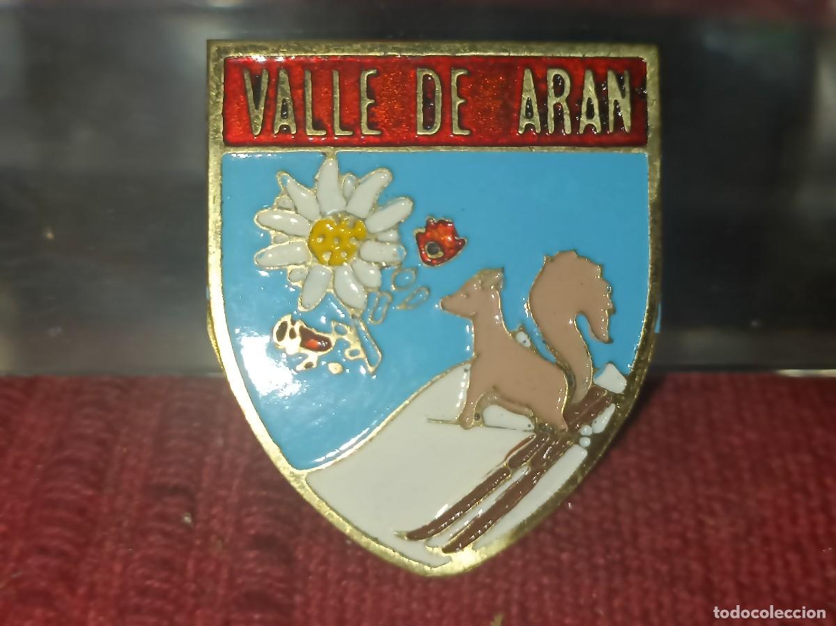 Pins de colecci&oacute;n: Antigua insignia de esqu&iacute; valle de Ar&aacute;n tres cent&iacute;metros de altura