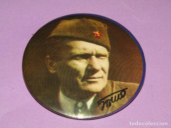 Pins e Spille di collezione: Antigua Chapa con Imperdible de Figura Comunista