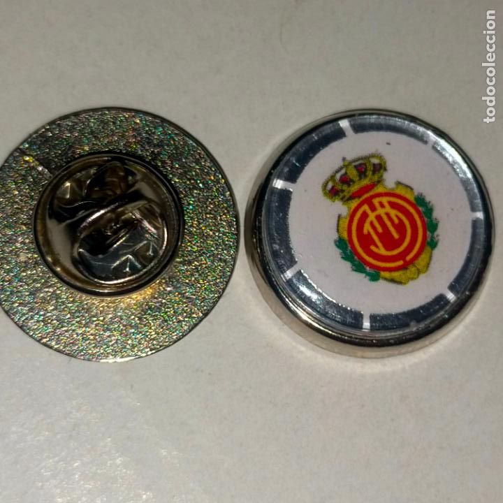 Pins de colecci&oacute;n: pin redondo metal - f&uacute;tbol equipo club Mallorca JUGADOR
