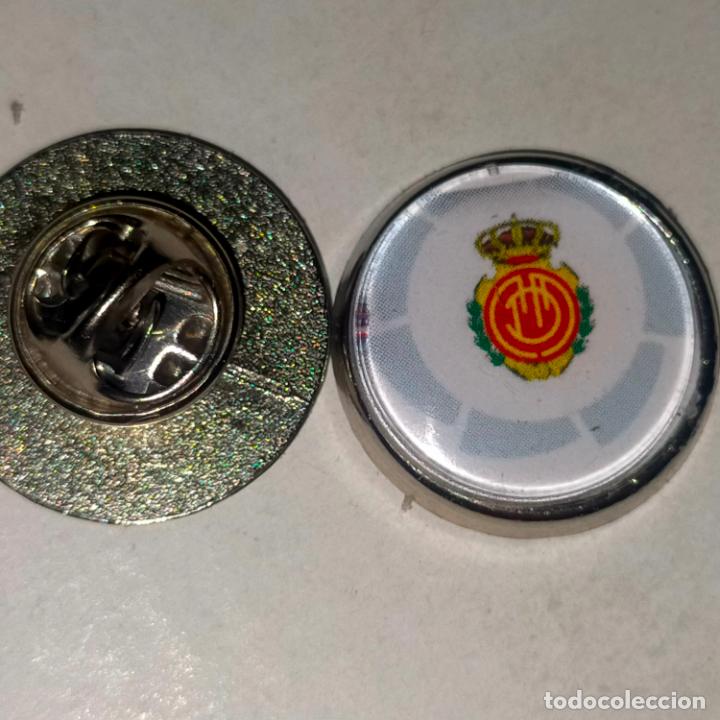 Pins e Spille di collezione: pin redondo metal - f&uacute;tbol equipo club Mallorca JUGADOR