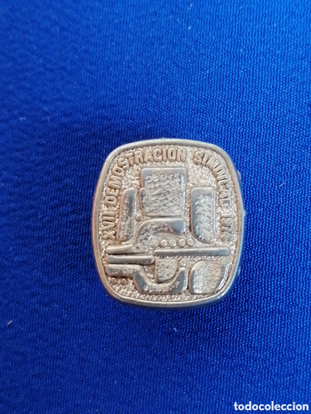 Pins de colecci&oacute;n: XVII DEMOSTRACI&Oacute;N SINDICAL 1974 INSIGNIA DE OJAL