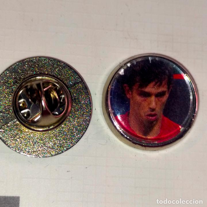 Pins de colecci&oacute;n: pin redondo metal - f&uacute;tbol equipo club Atl&eacute;tico de Madrid JUGADOR