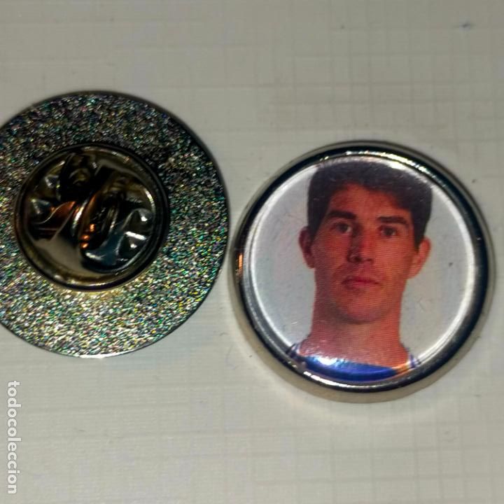 Pins de colecci&oacute;n: pin redondo metal - f&uacute;tbol equipo club la real sociedad JUGADOR