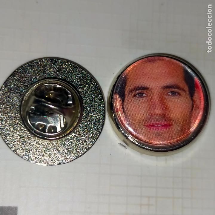 Pin's de collection: PIN REDONDO METAL - FUTBOL REAL CLUB osasuna JUGADOR