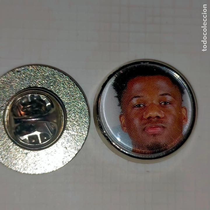 Pin's de collection: PIN REDONDO METAL - FUTBOL REAL CLUB Barcelona JUGADOR