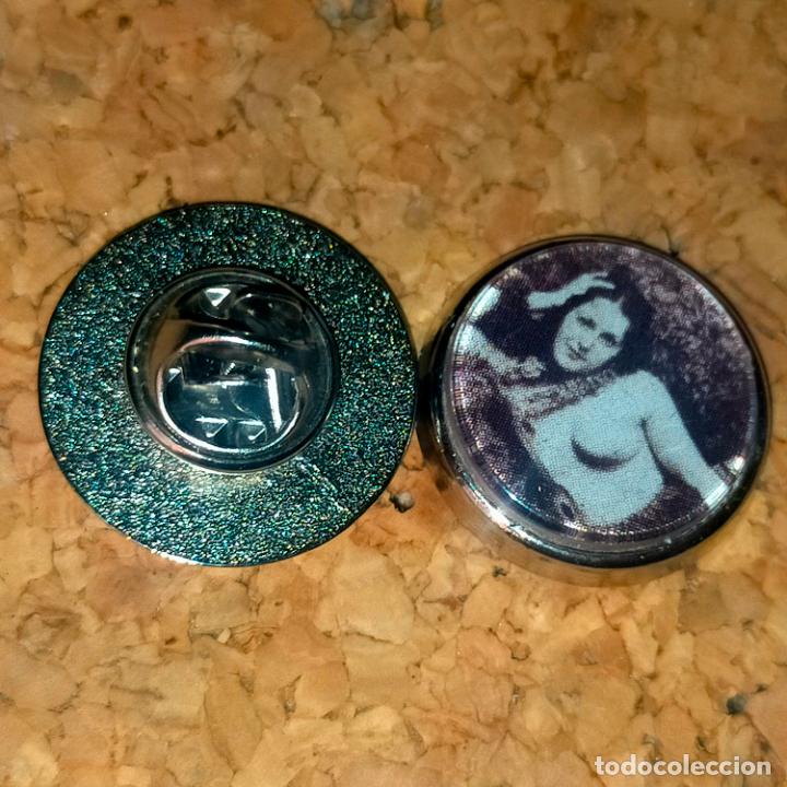 Collection pins: PIN REDONDO METAL - DESNUDOS ESCENA EROTICA EROTISMO