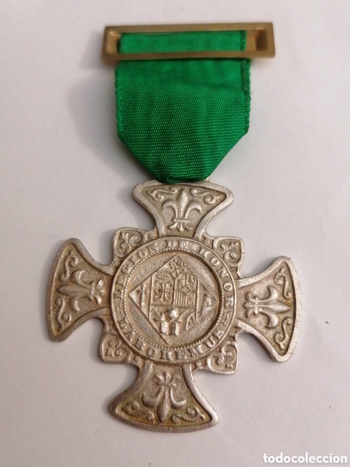Pins de colecci&oacute;n: Pin tipo con decoraci&oacute;n Legi&oacute;n de Honor laboremos flor de lis Cruz