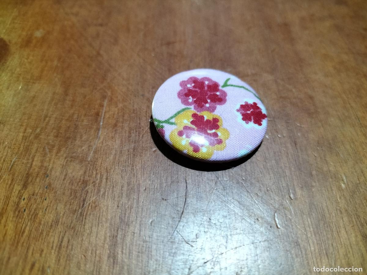 Pins de colecci&oacute;n: ROSA ROJA. TELA DEBAJO CHAPA. PIN. 0,31 MM. DETR&Aacute;S MET&Aacute;LICA. SIN USO. DIFICIL