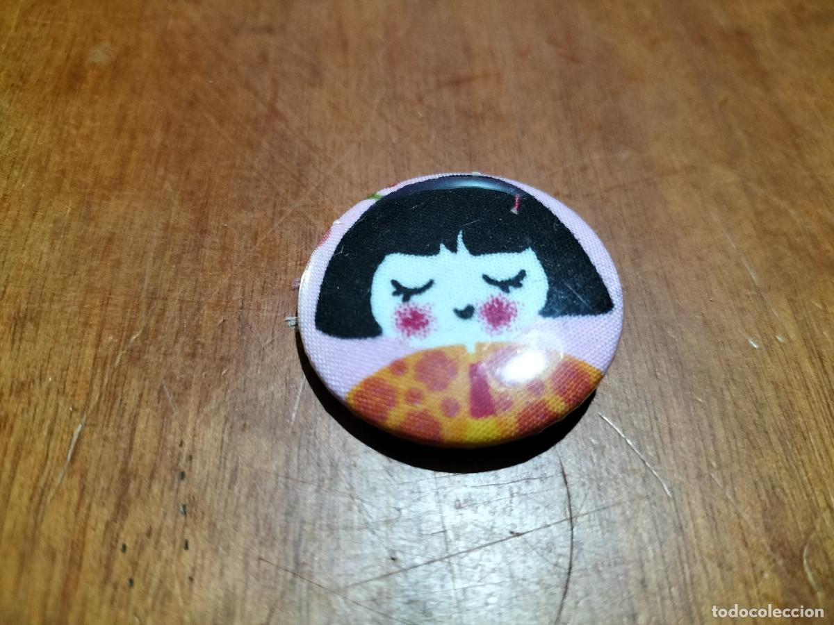 Pin's de collection: CHINA CON COLORETES. TELA DEBAJO CHAPA. PIN. 0,31 MM. DETR&Aacute;S MET&Aacute;LICA. SIN USO. DIFICIL