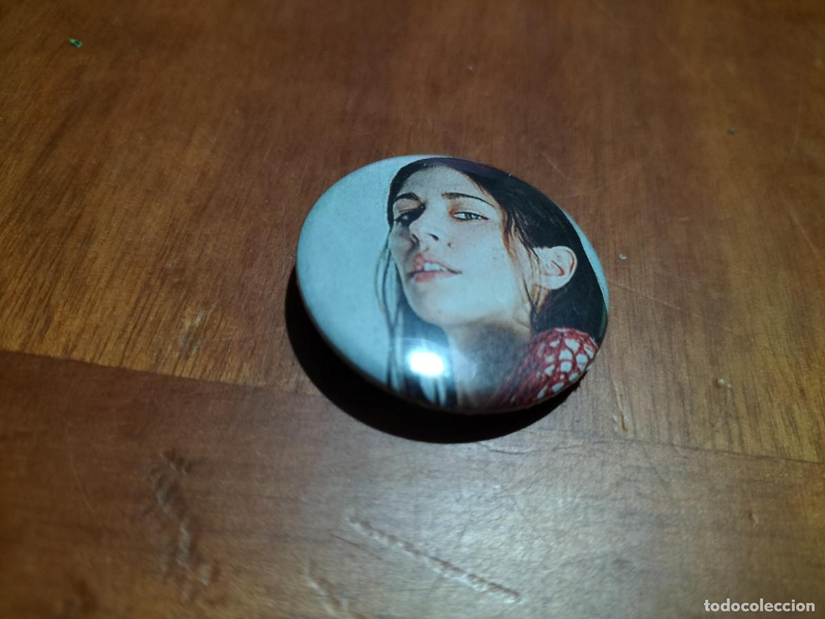 Sammlung von Pins: CAROLINE POLACHEK. M&Uacute;SICA. CHAPAS. PIN. 0,31 MM. DETR&Aacute;S MET&Aacute;LICA. SIN USO. DIFICIL