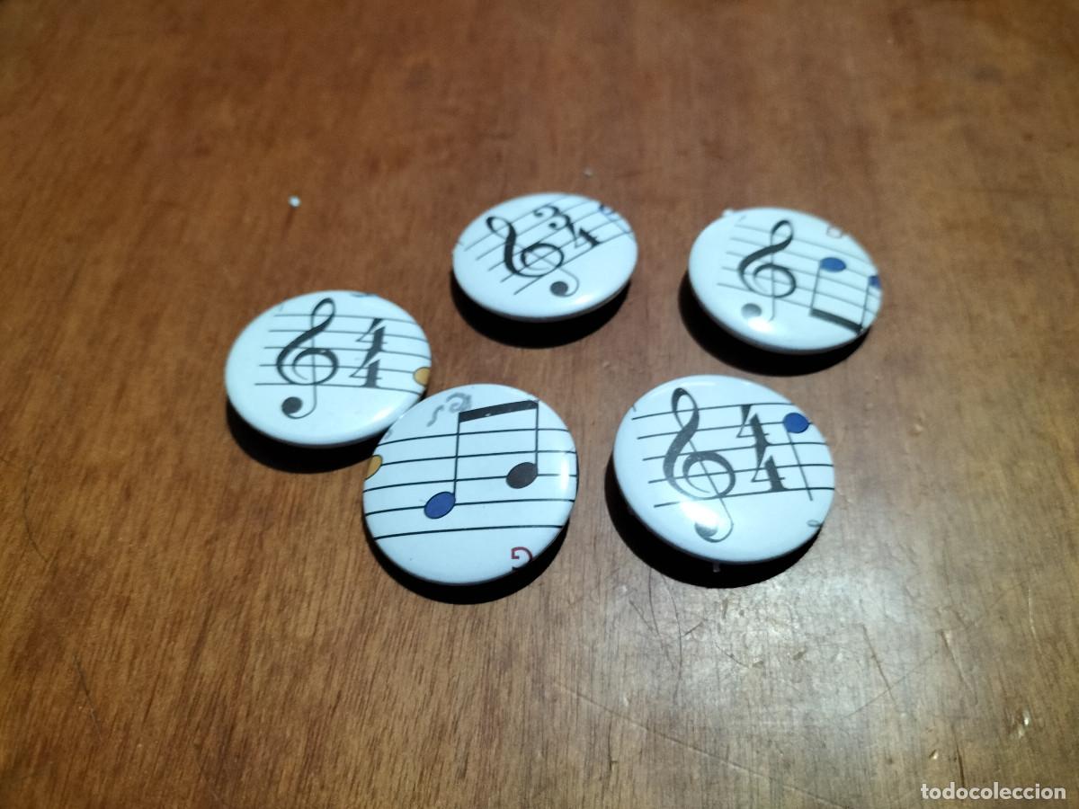 Pins de colecci&oacute;n: PARTITURAS DE M&Uacute;SICA. 5 CHAPAS. PIN. 0,31 MM. DETR&Aacute;S MET&Aacute;LICA. SIN USO. DIFICIL