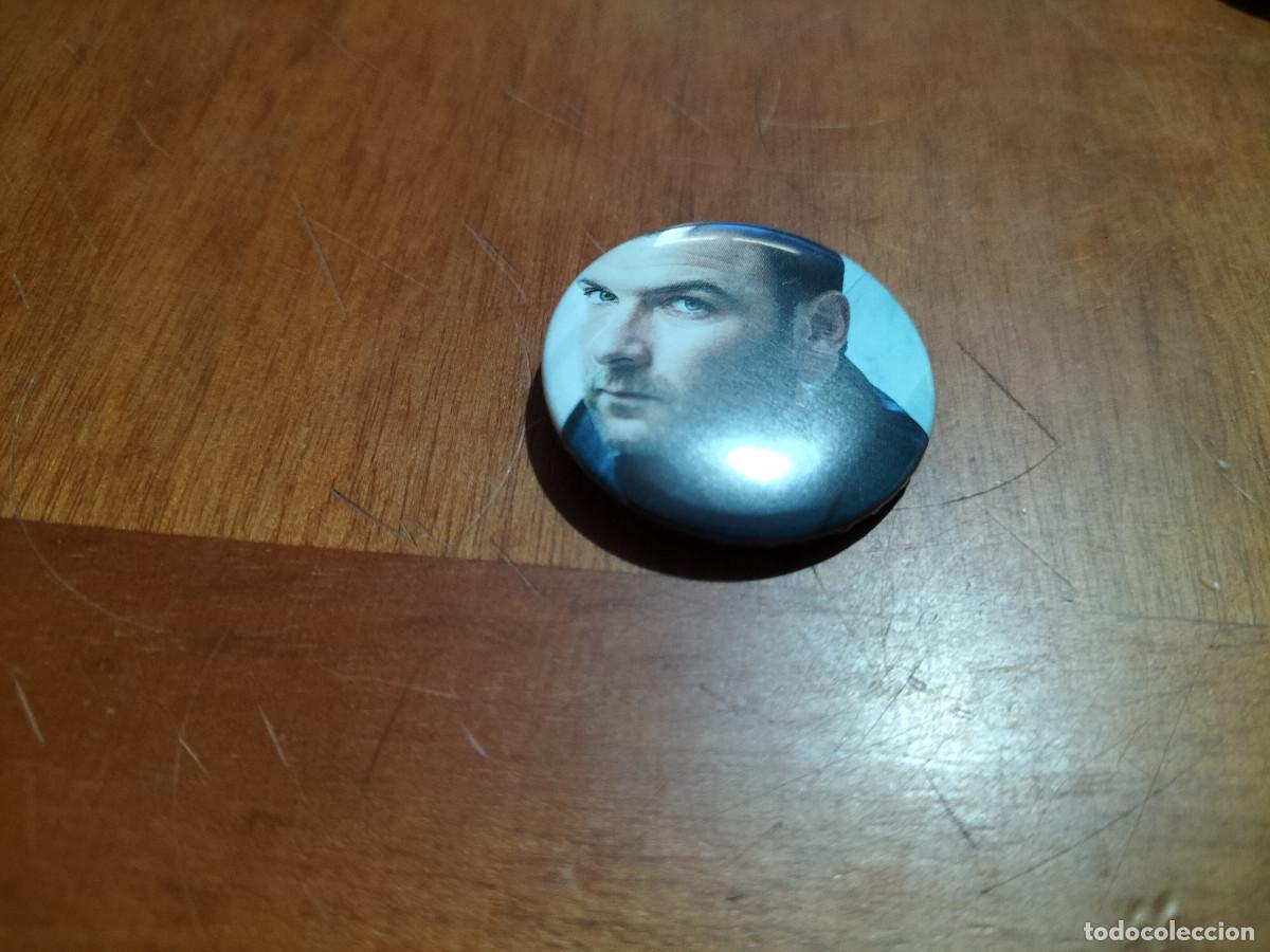 Pins de colecci&oacute;n: RAY DONOVAN ACTOR. CHAPAS. PIN. 0,31 MM. DETR&Aacute;S MET&Aacute;LICA. SIN USO. DIFICIL