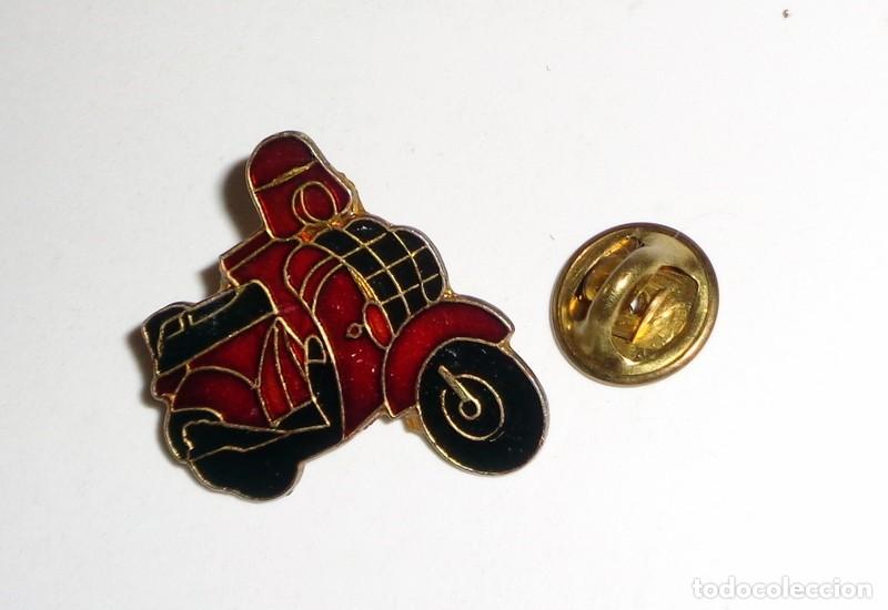 Pins de colecci&oacute;n: PIN MOTO - TIPO VESPA - ROJA - ESMALTADO