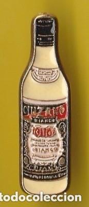 Pins de colecci&oacute;n: PIN BOTELLA BOTELLIN - CINZANO BIANCO - VERMU - ITALIA - METAL ESMALTADO RELIEVE- LICOR VINO BEBIDAS