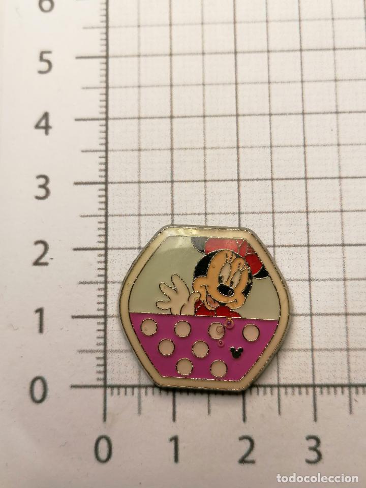 PIN TRADING DISNEY HIDDEN MICKEY PIN 2 OF 12 HONG KONG
