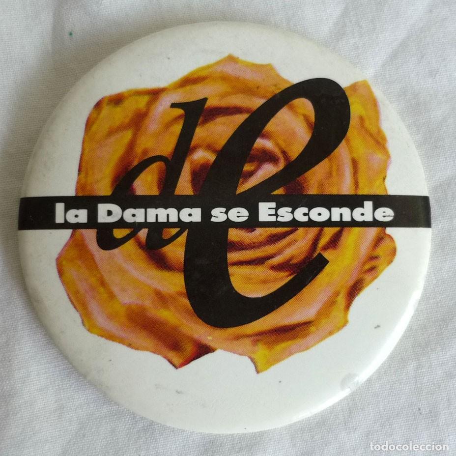 Pins e Spille di collezione: Chapa grande La Dama se esconde