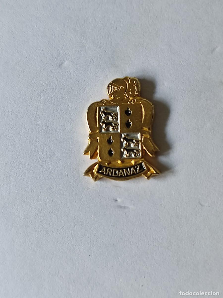 Pins de colecci&oacute;n: PIN ESCUDO DEL APELLIDO NAVARRO ARDANAZ