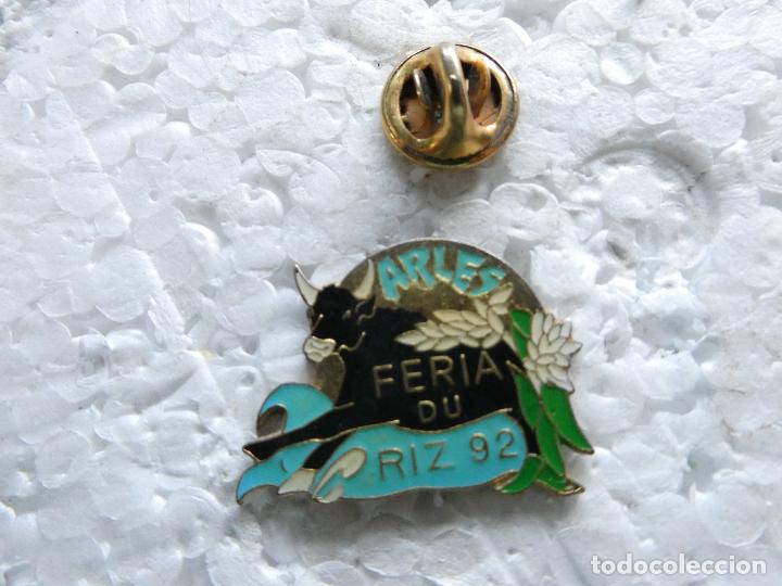Pins de colecci&oacute;n: PIN DE TOROS TAUROMAQUIA. FERIA DU RIZ 92 1992 ARLES. TORO