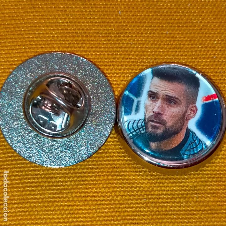 Pins e Spille di collezione: pin redondo metal - f&uacute;tbol equipo club Atl&eacute;tico de Madrid JUGADOR