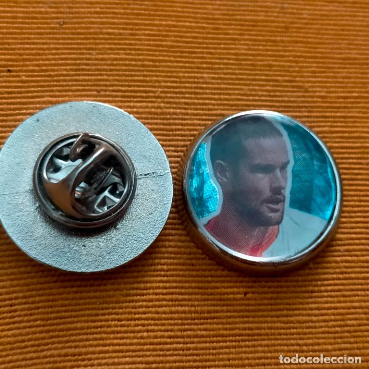 Pin's de collection: pin redondo metal - f&uacute;tbol equipo valencia JUGADOR o escudo