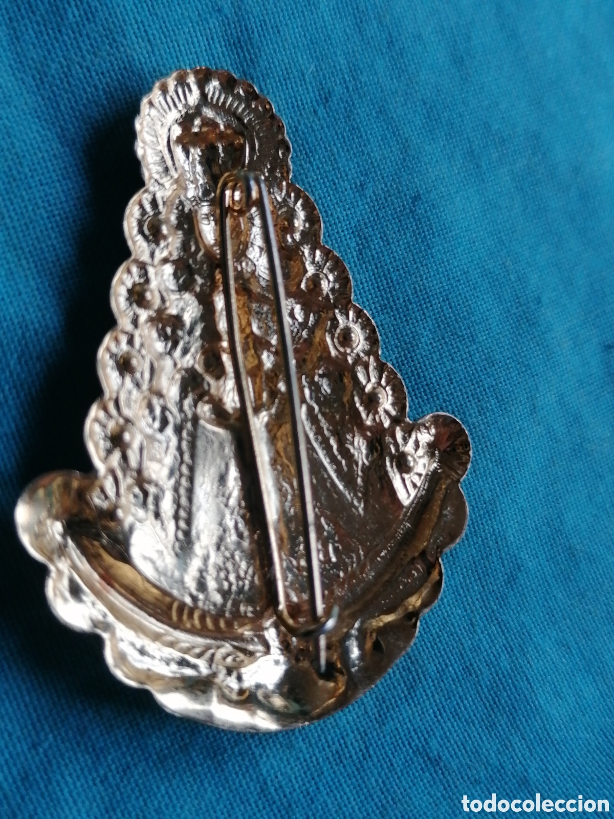 Pins de colecci&oacute;n: Pin tipo imperdible Virgen del Roc&iacute;o - Foto 2