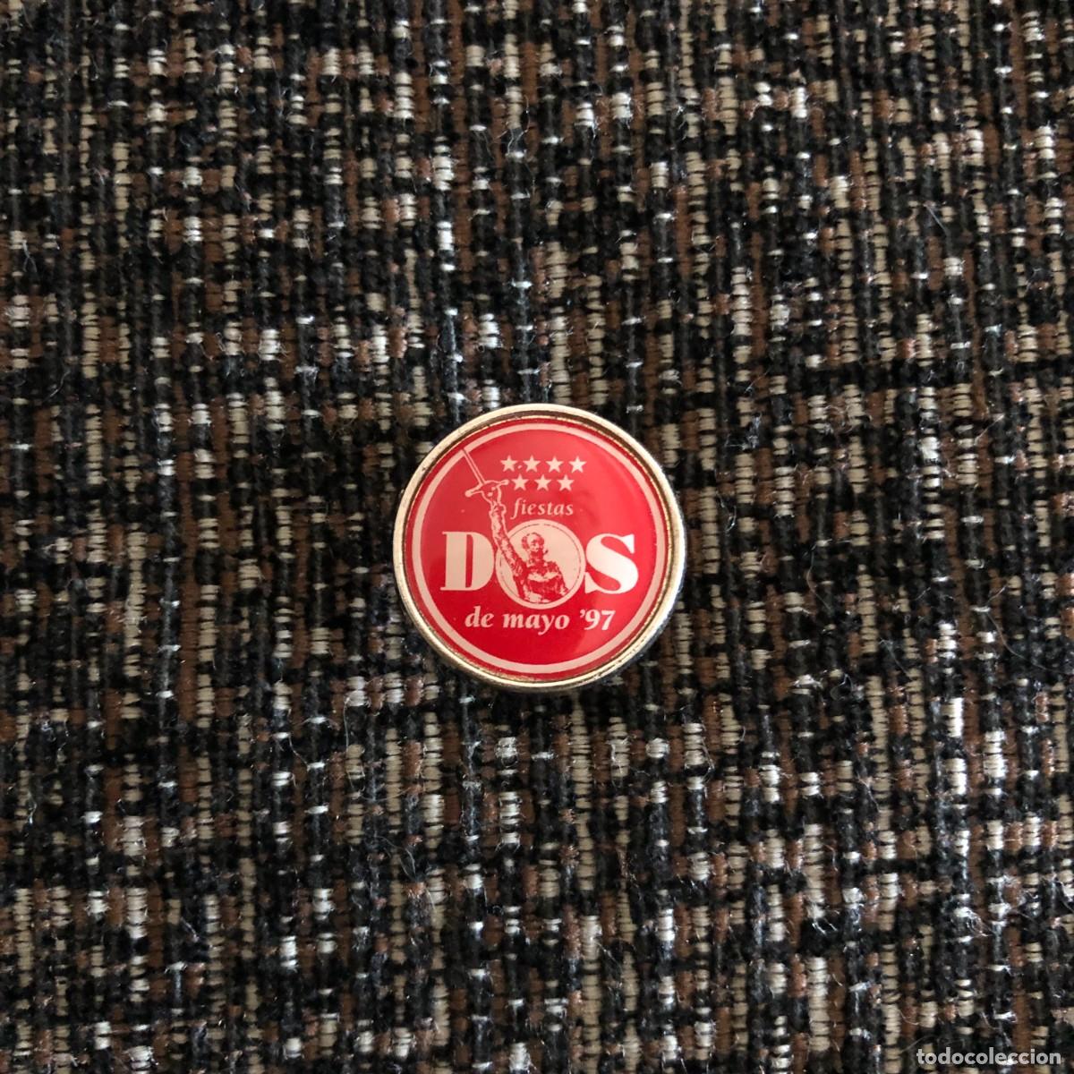 Pins de cole&ccedil;&atilde;o: ANTIGUO PIN FORMA BOTON 2 CMS. METAL Y RESINA FIESTAS DEL 2 DE MAYO MADRID A&Ntilde;O 1997 BUEN ESTADO
