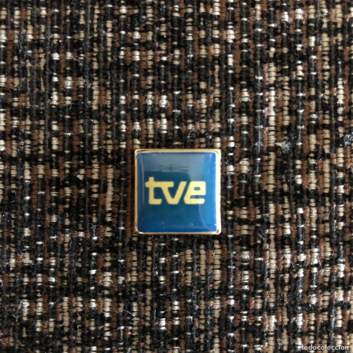 Pin's de collection: ANTIGUO PIN CUADRADO RTVE TVE TELEVISI&Oacute;N ESPA&Ntilde;OLA 1.5X1.5 CENT&Iacute;METROS, BUEN ESTADO