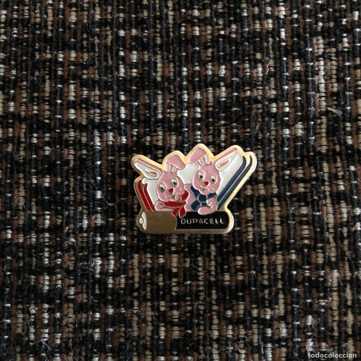 Pins e Spille di collezione: ANTIGUO PIN PILAS DURACELL CONEJITOS MUY BUEN ESTADO MEDIDA 2X2 CENT&Iacute;METROS APROXIMADAMENTE.