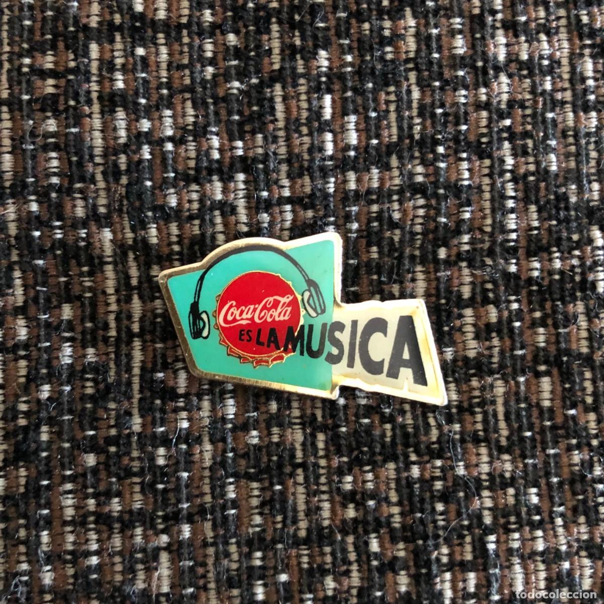Sammlung von Pins: ANTIGUO PIN COCA COLA COCACOLA ES LA MUSICA MUY BUEN ESTADO 3X2 CMS. ALTURA