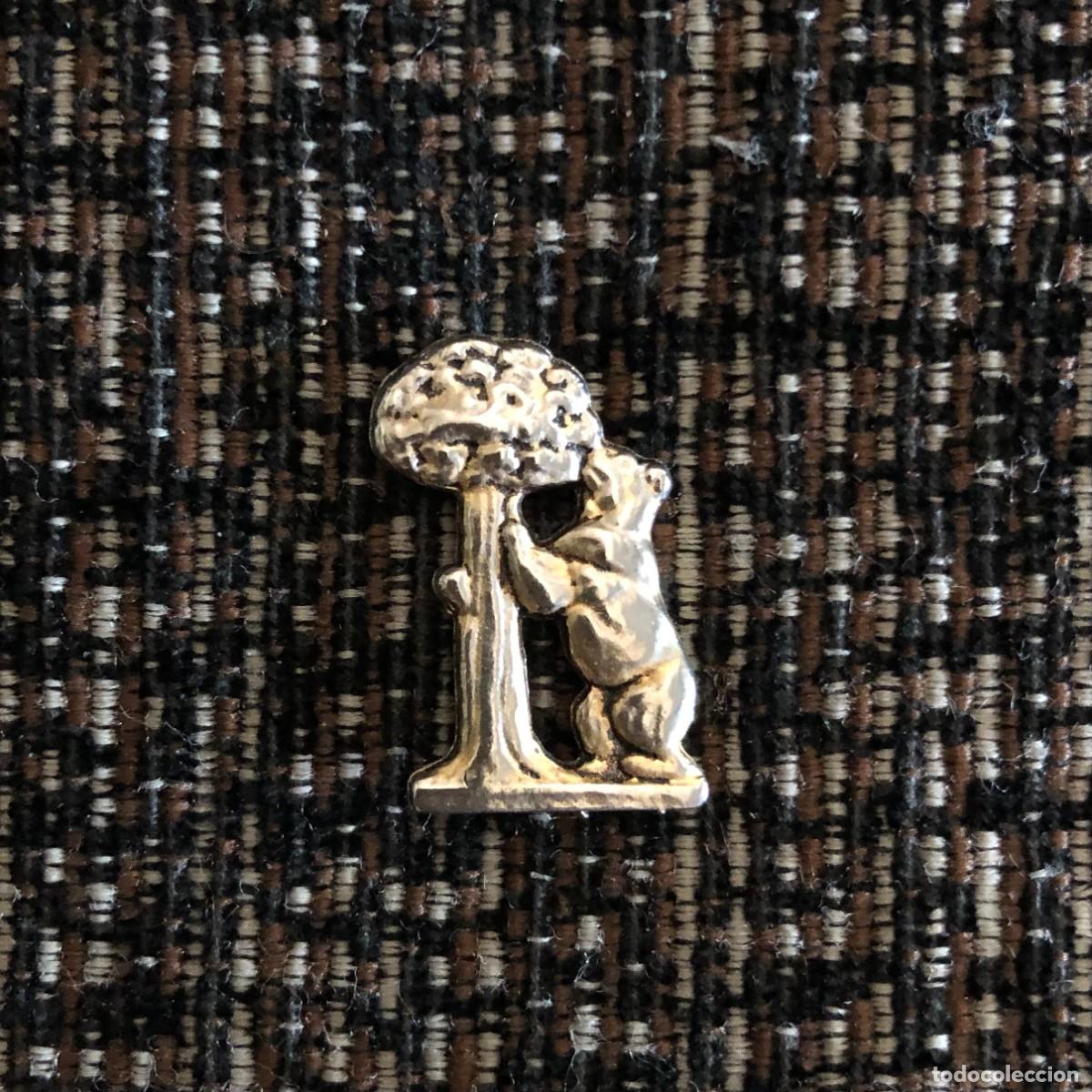 Collection pins: ANTIGUO PIN RELIEVE Y TROQUELADO METALICO CROMADO OSO Y MADRO&Ntilde;O MADRID ESCUDO NUEVO 2.5 CMS. ALTURA
