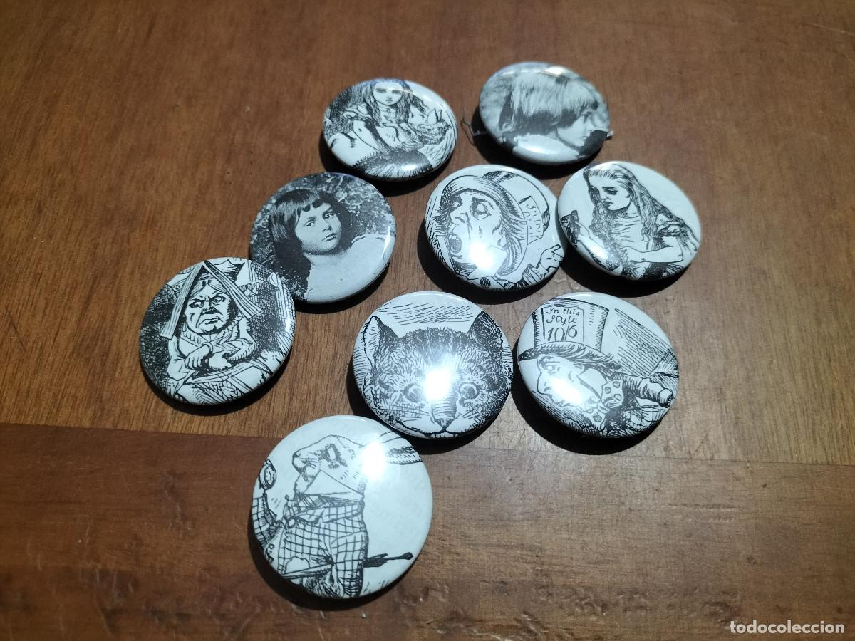 Pins e Spille di collezione: ALICIA EN EL PAIS DE LAS MARAVILLAS. 9 CHAPAS. PIN. 0,31 MM. DETR&Aacute;S MET&Aacute;LICA. SIN USO. DIFICIL