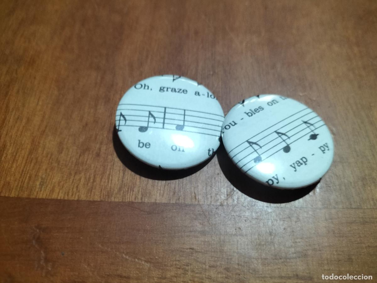 Sammlung von Pins: NOTAS MUSICALES. 2 CHAPAS. PIN. 0,31 MM. DETR&Aacute;S MET&Aacute;LICA. SIN USO. DIFICIL