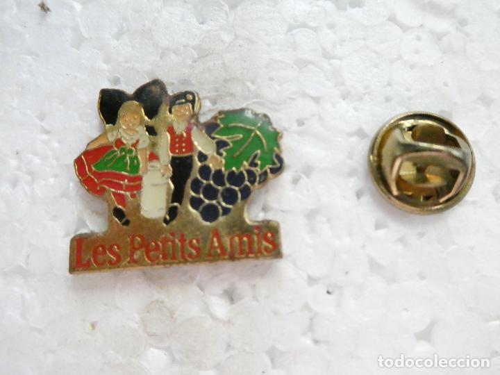 Pins e Spille di collezione: PIN DE TURISMO. FRANCIA. PAREJITA T&Iacute;PICA. VINOS FRANCESES VI&Ntilde;AS
