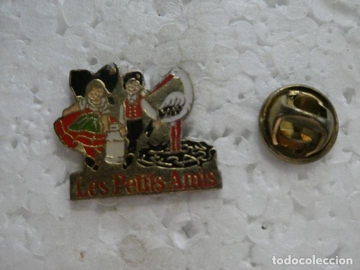Pins de cole&ccedil;&atilde;o: PIN DE TURISMO. FRANCIA. PAREJITA T&Iacute;PICA. CIG&Uuml;E&Ntilde;AS TIPISMO ALSACIA