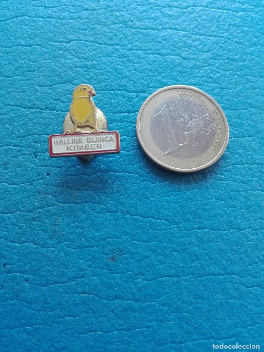 Pins de colecci&oacute;n: ANTIGUA INSIGNIA/PIN DE SOLAPA - GALLINA BLANCA KIMBER - NO PIN