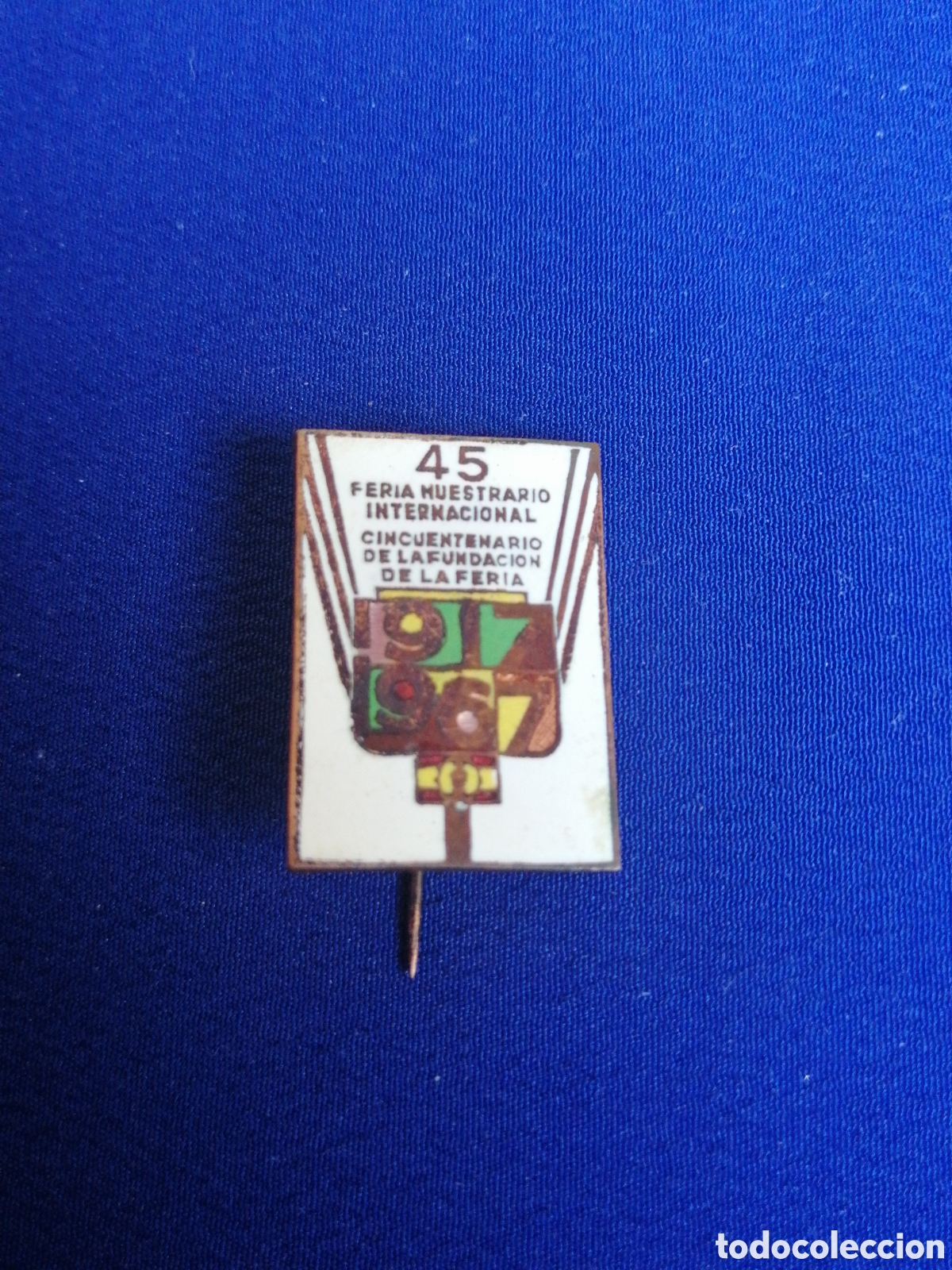 Sammlung von Pins: 45 FERIA MUESTRARIO INTERNACIONAL CICUENTERNARIO DE LA FERIA INSIGNA ANTIGUA DE ALFILER