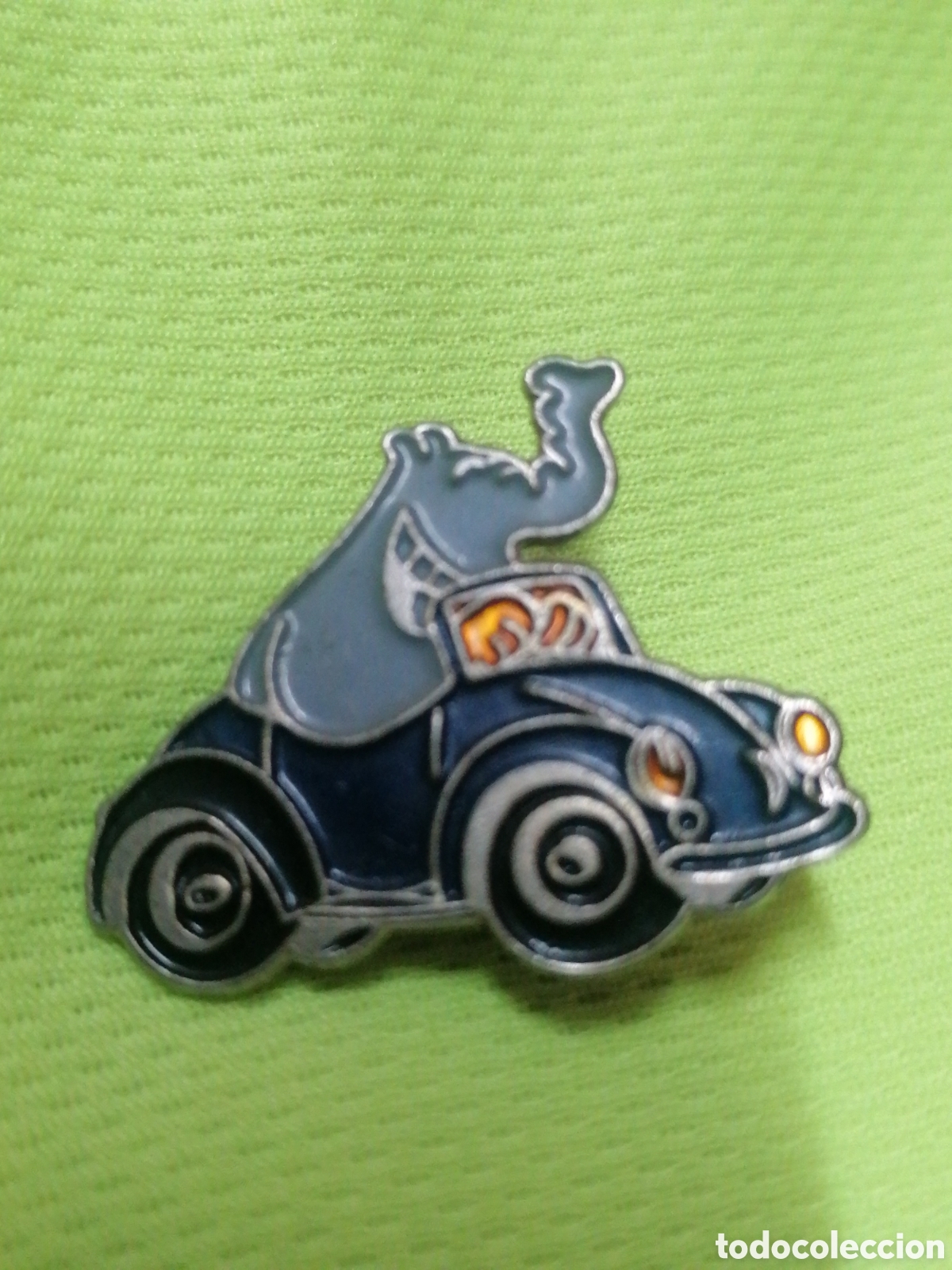Pins de colecci&oacute;n: Pin elefante y Volkswagen Escarabajo descapotable New Beetle