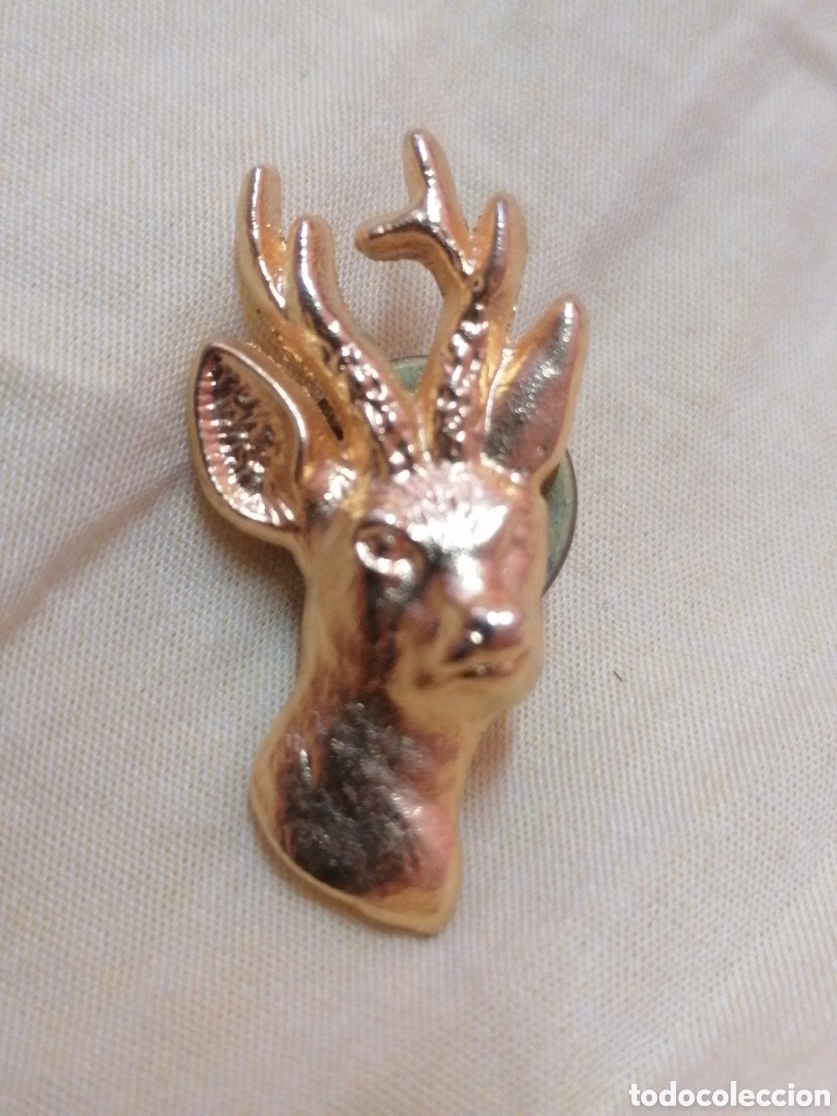 Collection pins: Pin cabeza de ciervo dorada