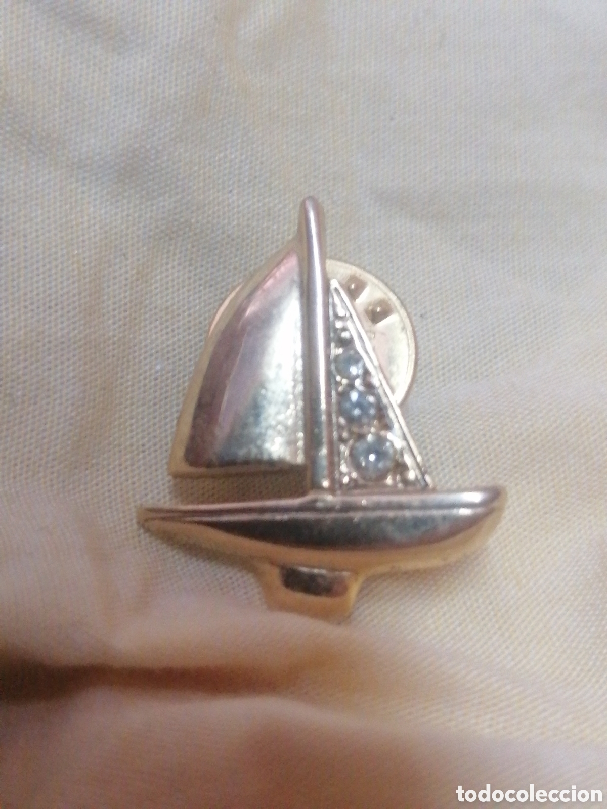 Sammlung von Pins: Pin dorado embarcaci&oacute;n barco vela con alg&uacute;n brillante de fantas&iacute;a