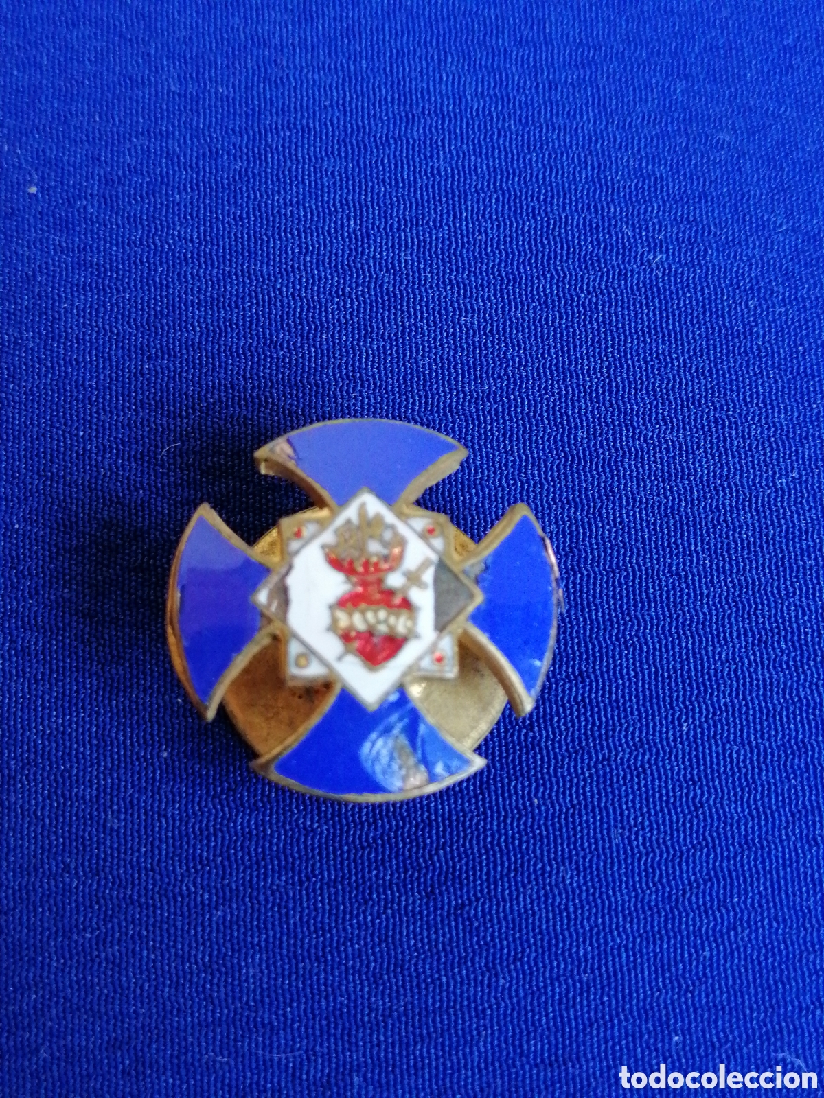 Collection pins: HERMANDAD SAGRADO CORAZ&Oacute;N CRUZ AZUL INSIGNIA DE OJAL ANTIGUA ESMALTADA