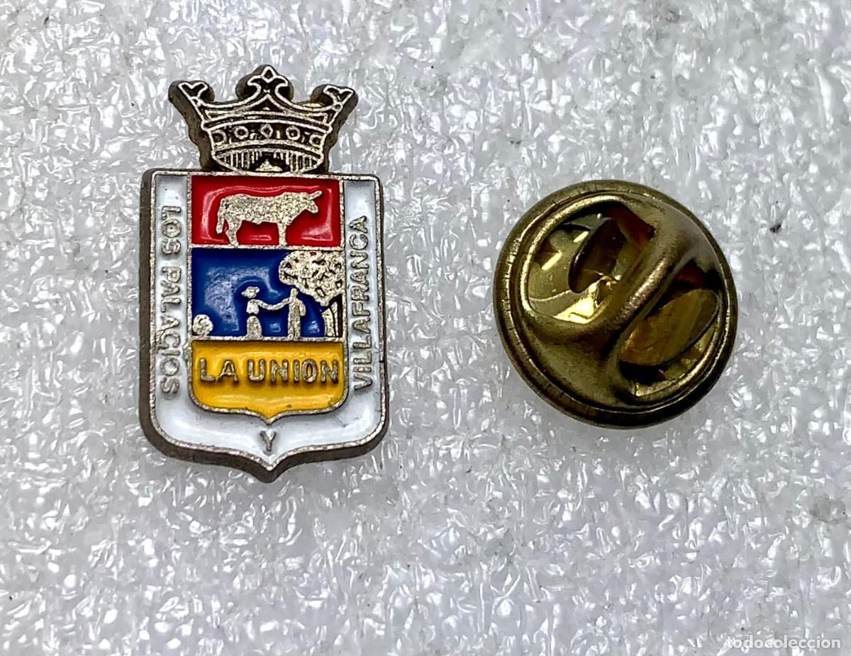 Pins de colecci&oacute;n: 1513.PIN INSIGNIA ESCUDO HERALDICO LOS PALACIOS Y VILLAFRANCA (LA UNION) SEVILLA