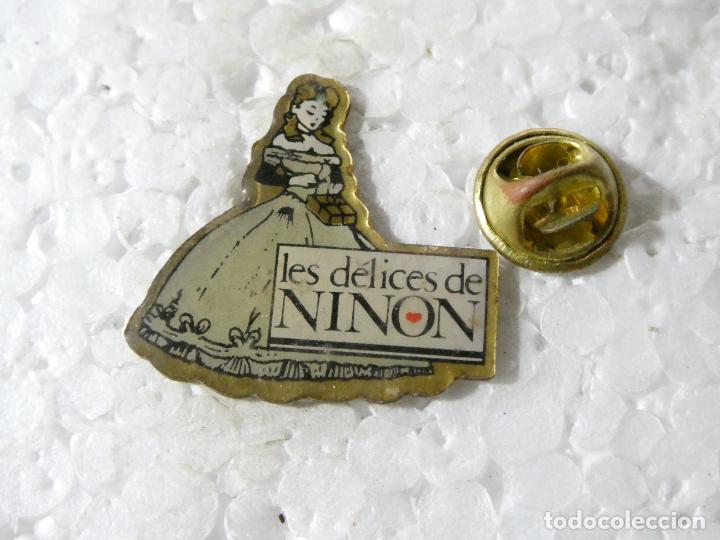 Pins e Spille di collezione: PIN DE PASTELITOS BOLLER&Iacute;A CHOCOLATINAS. LES DELICES NION. MUJER VESTIDO VICTORIANO