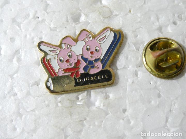 Collection pins: PIN DE PILAS BATER&Iacute;AS DURACELL. MASCOTA CONEJITO. CONEJOS