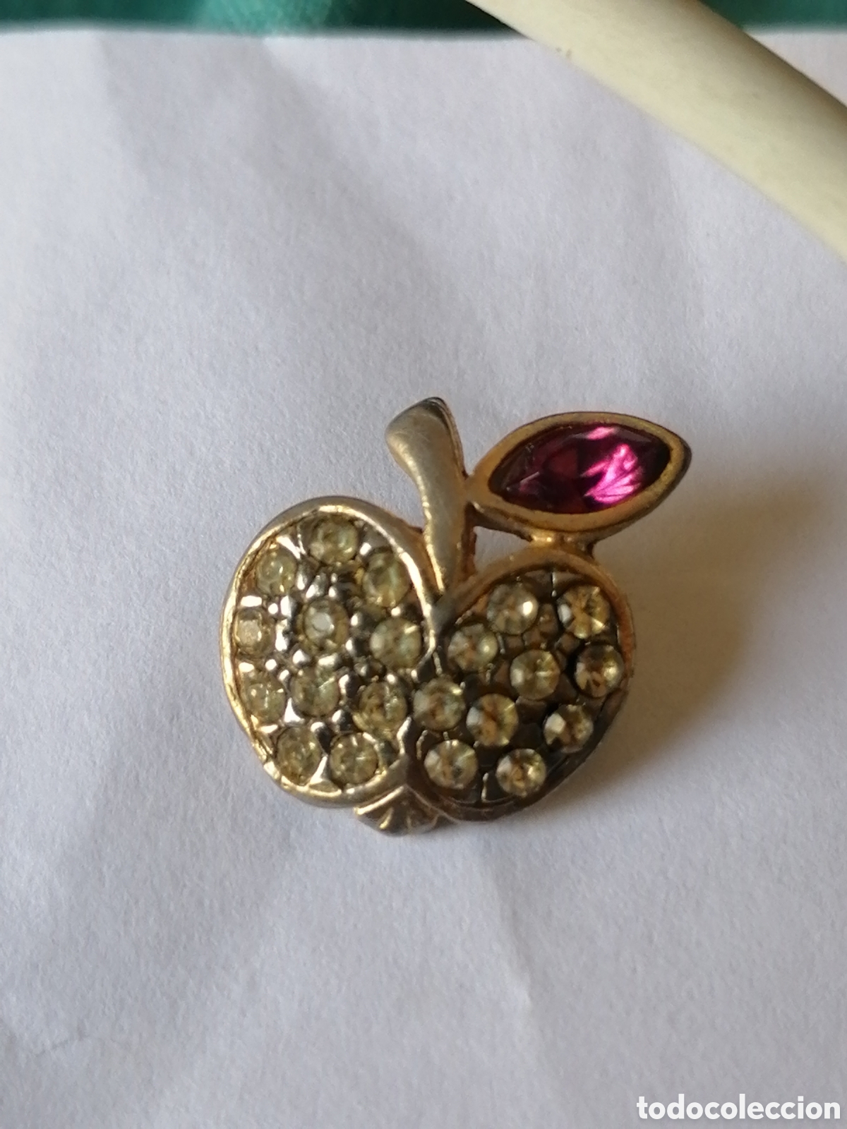 Sammlung von Pins: Pin dorado con brillantes de fantas&iacute;a manzana Apple