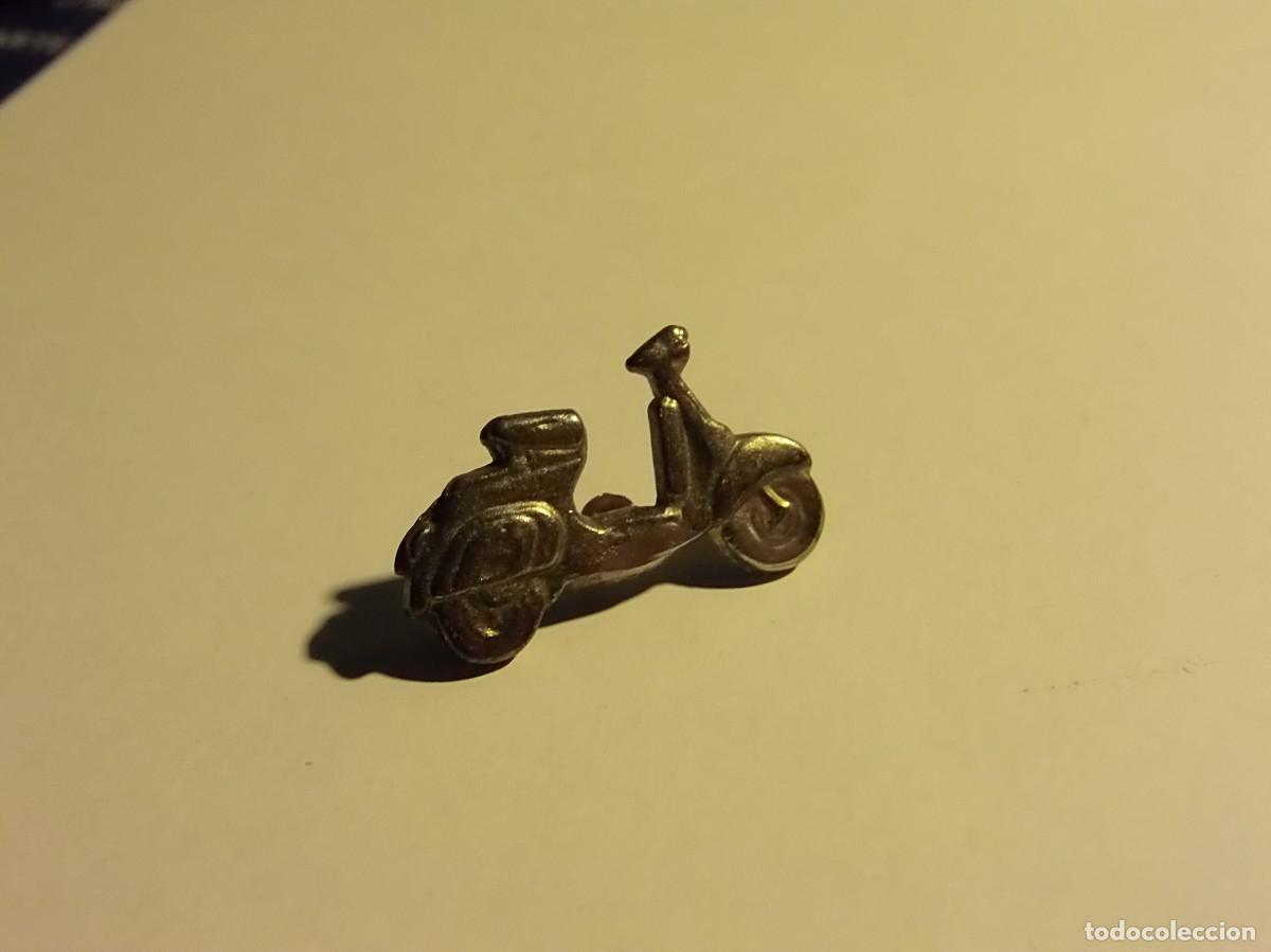 Pins de colecci&oacute;n: PIN - MOTO VESPA DORADA.