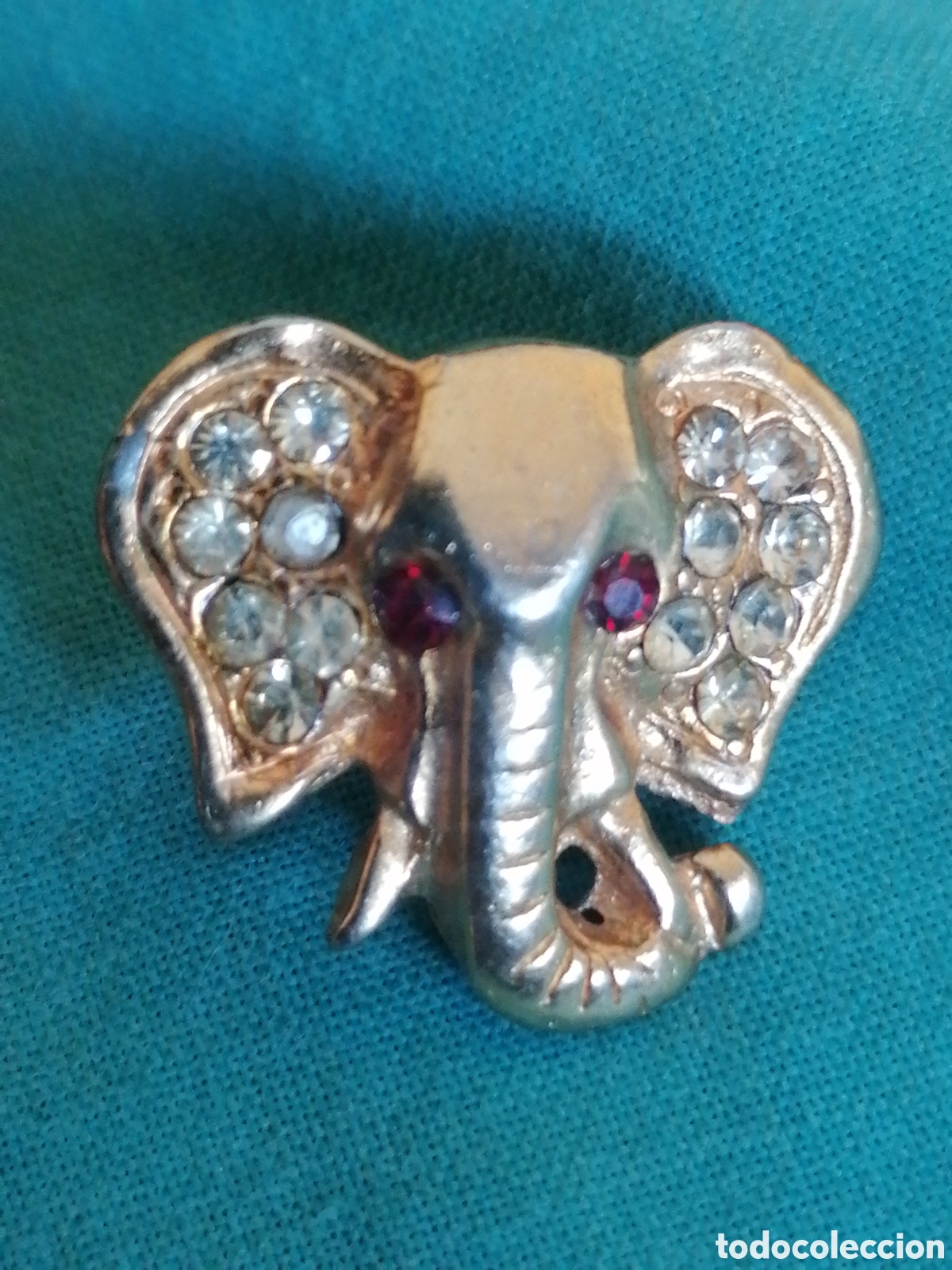 Collection pins: Pin dorado cabeza de elefante con piedrecitas de fantas&iacute;a
