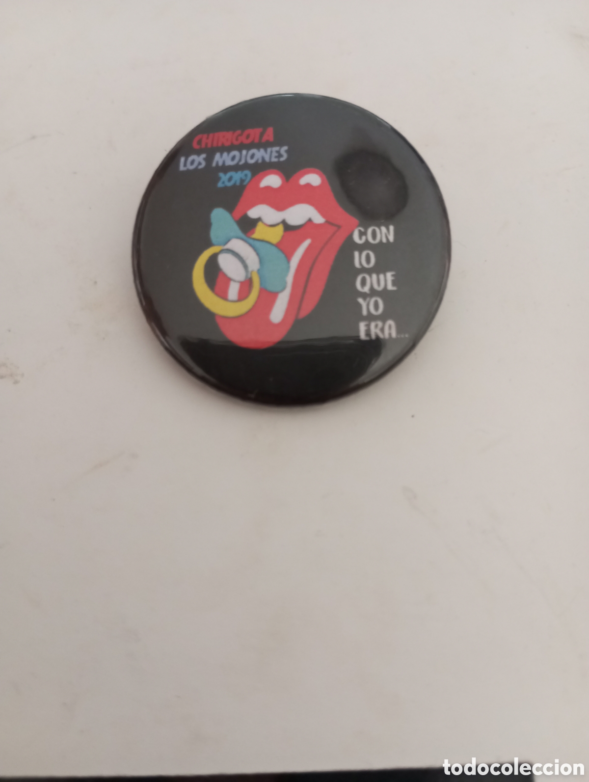 Pins de colecci&oacute;n: Carnaval de C&aacute;diz chapa chirigota con lo que yo era 2019